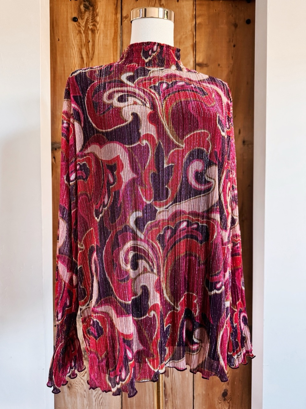 Sz XL Chico’s Groovy Red Crinkle Shine Mock Neck Paisley Metallic Blouse EUC